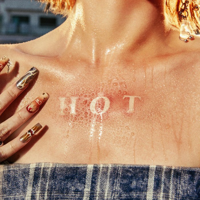 LE SSERAFIM-《HOT》